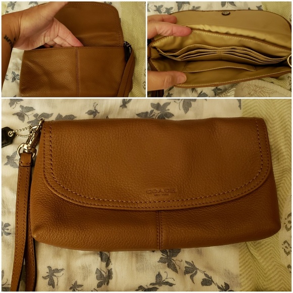 Coach Handbags - Coach leather wristlet Coach Handbags - Coach leather wristlet